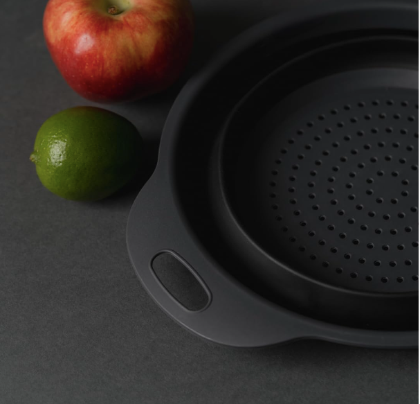 Colador Negro Plegable con Cesta